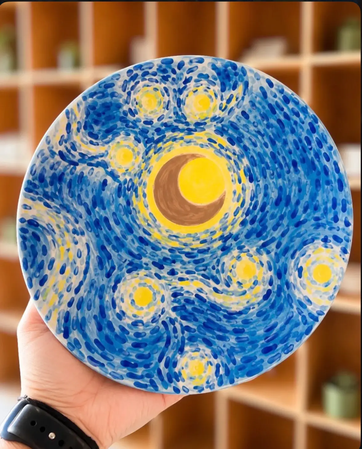 Assiette bleue décorée d'un ciel étoilé