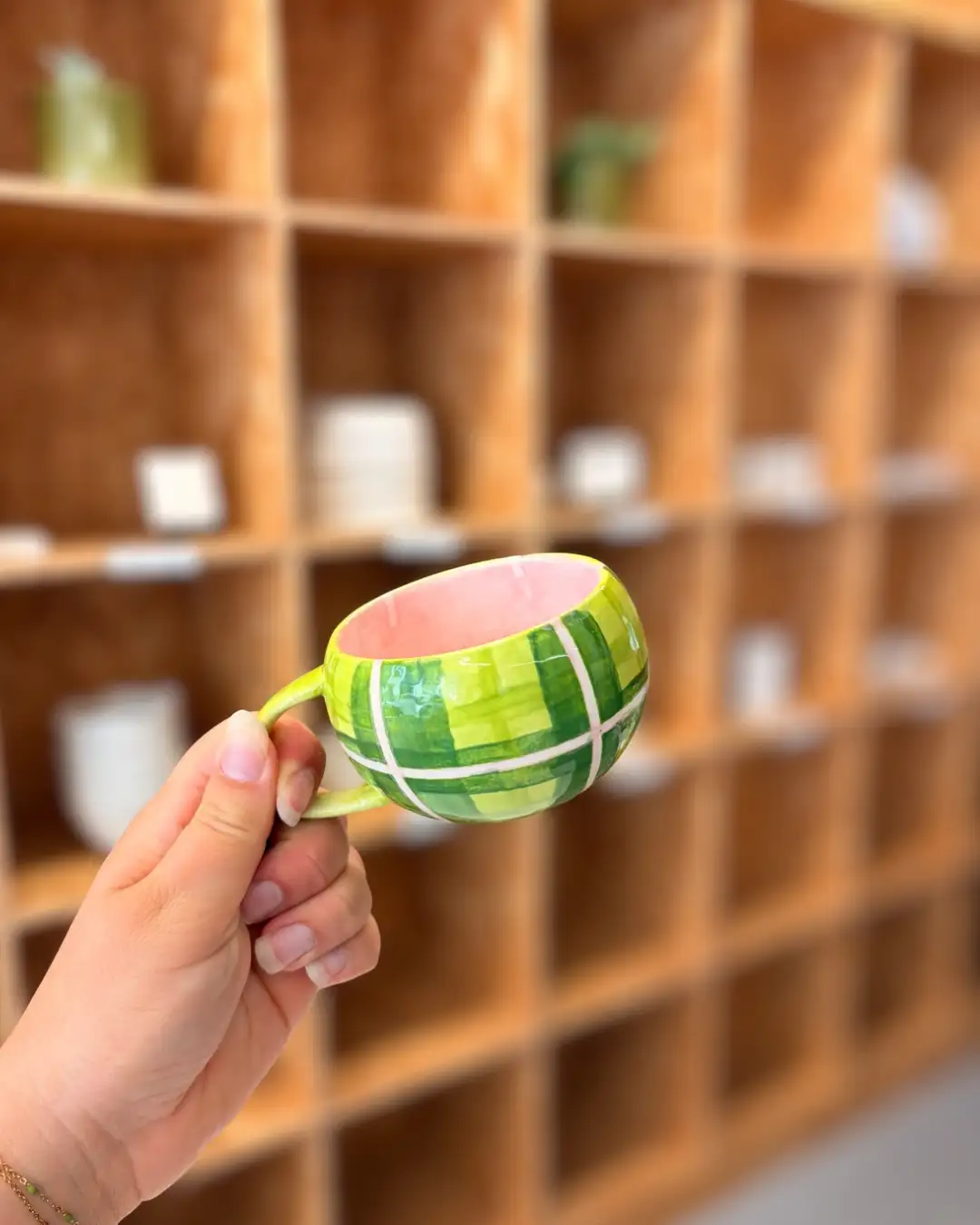 Tasse verte à carreaux, intérieur rose