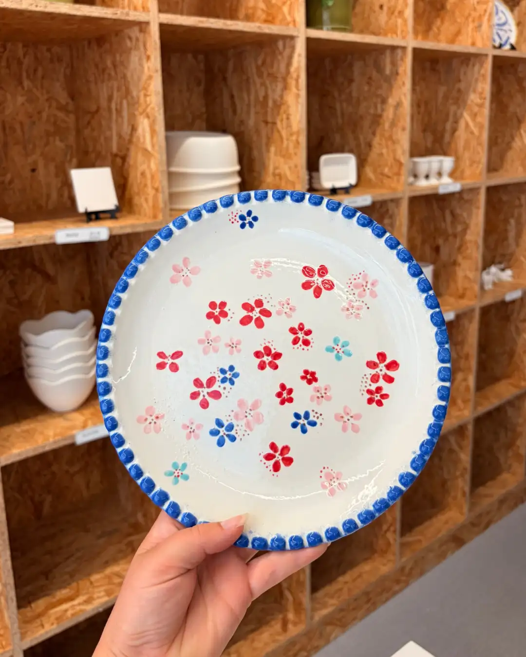 Assiette décorée de petites fleurs colorées