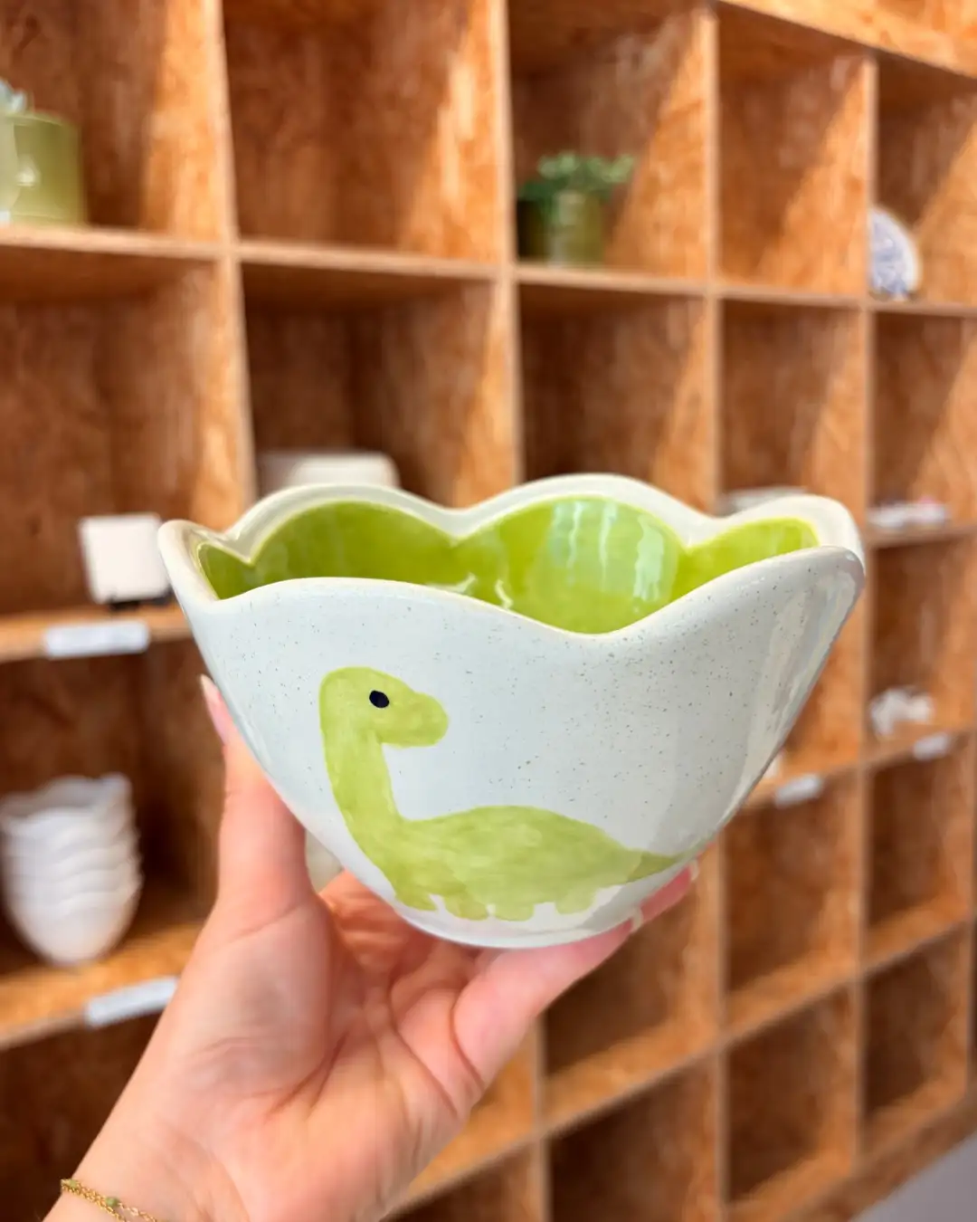 Bol ondulé décoré d'un dinosaure vert